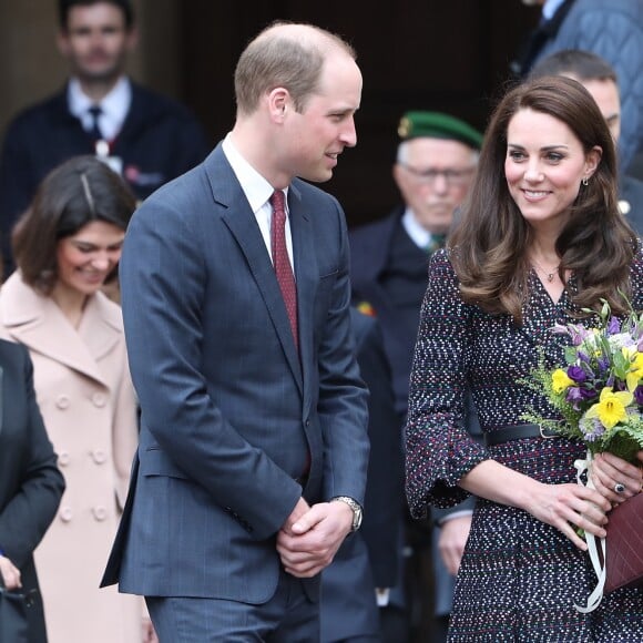 Le prince William et Kate Middleton visitent les Invalides à Paris le 18 mars 2017. La duchesse de Cambridge a rendu hommage à la France en choisissant un manteau, un sac et une ceinture Chanel.