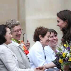 Le prince William et Kate Middleton visitent les Invalides à Paris le 18 mars 2017. La duchesse de Cambridge a rendu hommage à la France en choisissant un manteau, un sac et une ceinture Chanel.