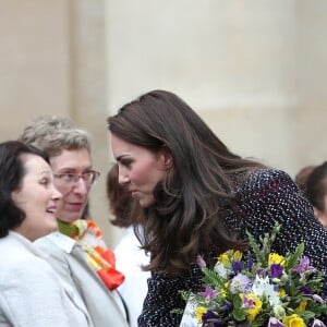 Le prince William et Kate Middleton visitent les Invalides à Paris le 18 mars 2017. La duchesse de Cambridge a rendu hommage à la France en choisissant un manteau, un sac et une ceinture Chanel.