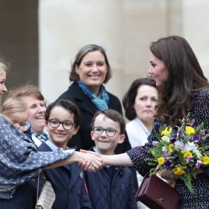 Le prince William et Kate Middleton visitent les Invalides à Paris le 18 mars 2017. La duchesse de Cambridge a rendu hommage à la France en choisissant un manteau, un sac et une ceinture Chanel.