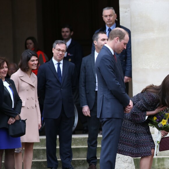 Anne Llewellyn et son mari Lord Edward Llewellyn, ambassadeur de Grande-Bretagne en France - Le prince William, duc de Cambridge et Catherine Kate Middleton, duchesse de Cambridge visitent les Invalides à Paris le 18 mars 2017. La duchesse de Cambridge a rendu hommage à la France en choisissant un manteau, un sac et une ceinture Chanel.