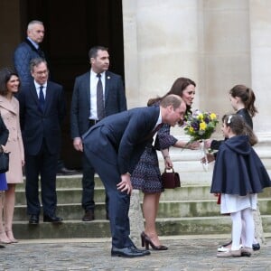 Anne Llewellyn et son mari Lord Edward Llewellyn, ambassadeur de Grande-Bretagne en France - Le prince William, duc de Cambridge et Catherine Kate Middleton, duchesse de Cambridge visitent les Invalides à Paris le 18 mars 2017. La duchesse de Cambridge a rendu hommage à la France en choisissant un manteau, un sac et une ceinture Chanel.