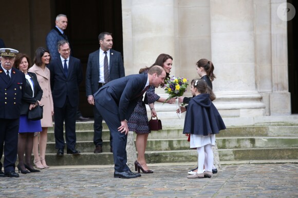 Anne Llewellyn et son mari Lord Edward Llewellyn, ambassadeur de Grande-Bretagne en France - Le prince William, duc de Cambridge et Catherine Kate Middleton, duchesse de Cambridge visitent les Invalides à Paris le 18 mars 2017. La duchesse de Cambridge a rendu hommage à la France en choisissant un manteau, un sac et une ceinture Chanel.