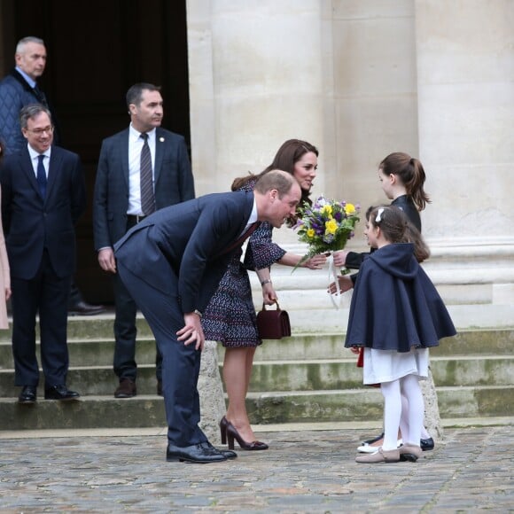 Anne Llewellyn et son mari Lord Edward Llewellyn, ambassadeur de Grande-Bretagne en France - Le prince William, duc de Cambridge et Catherine Kate Middleton, duchesse de Cambridge visitent les Invalides à Paris le 18 mars 2017. La duchesse de Cambridge a rendu hommage à la France en choisissant un manteau, un sac et une ceinture Chanel.