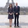 Kate Middleton et le prince William prenant la pose au Trocadéro devant la Tour Eiffel le 18 mars 2017