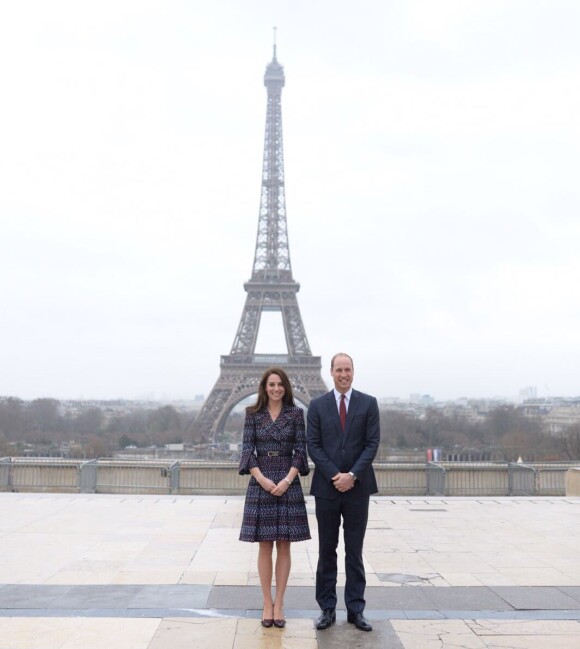 Kate Middleton et le prince William prenant la pose au Trocadéro devant la Tour Eiffel le 18 mars 2017