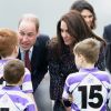 Le prince William et Kate Middleton rencontrent des jeunes fans de rugby sur le parvis des droits de l'homme au Trocadéro à Paris le 18 mars 2017.
