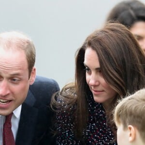 Le prince William et Kate Middleton rencontrent des jeunes fans de rugby sur le parvis des droits de l'homme au Trocadéro à Paris le 18 mars 2017.