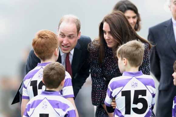 Le prince William et Kate Middleton rencontrent des jeunes fans de rugby sur le parvis des droits de l'homme au Trocadéro à Paris le 18 mars 2017.