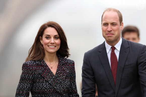 Le prince William et Kate Middleton rencontrent des jeunes fans de rugby sur le parvis des droits de l'homme au Trocadéro à Paris le 18 mars 2017.
