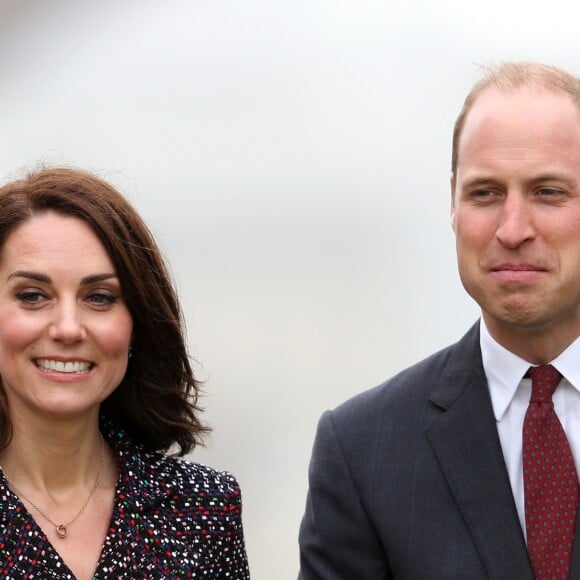 Le prince William et Kate Middleton rencontrent des jeunes fans de rugby sur le parvis des droits de l'homme au Trocadéro à Paris le 18 mars 2017.