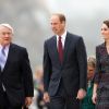 Le prince William et Kate Middleton rencontrent des jeunes fans de rugby sur le parvis des droits de l'homme au Trocadéro à Paris le 18 mars 2017.