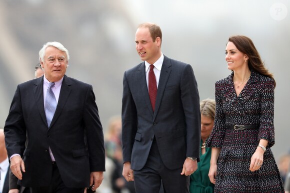 Le prince William et Kate Middleton rencontrent des jeunes fans de rugby sur le parvis des droits de l'homme au Trocadéro à Paris le 18 mars 2017.