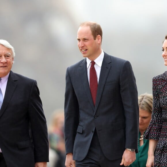 Le prince William et Kate Middleton rencontrent des jeunes fans de rugby sur le parvis des droits de l'homme au Trocadéro à Paris le 18 mars 2017.