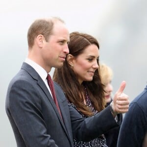 Le prince William et Kate Middleton rencontrent des jeunes fans de rugby sur le parvis des droits de l'homme au Trocadéro à Paris le 18 mars 2017.