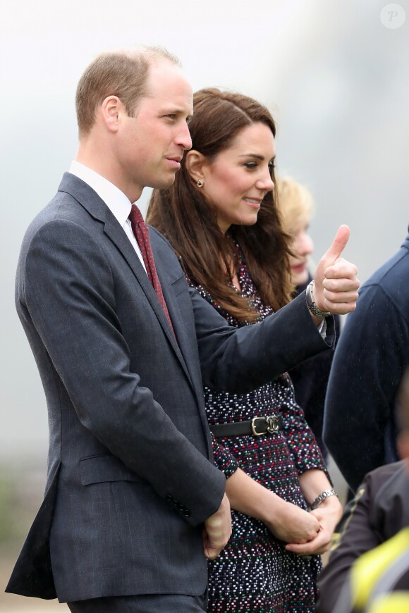 Le prince William et Kate Middleton rencontrent des jeunes fans de rugby sur le parvis des droits de l'homme au Trocadéro à Paris le 18 mars 2017.