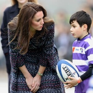 Le prince William et Kate Middleton rencontrent des jeunes fans de rugby sur le parvis des droits de l'homme au Trocadéro à Paris le 18 mars 2017.