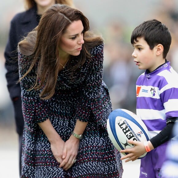 Le prince William et Kate Middleton rencontrent des jeunes fans de rugby sur le parvis des droits de l'homme au Trocadéro à Paris le 18 mars 2017.