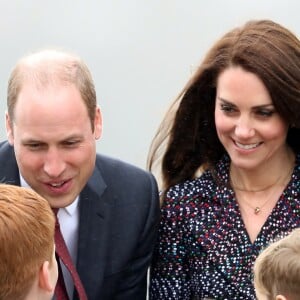 Le prince William et Kate Middleton rencontrent des jeunes fans de rugby sur le parvis des droits de l'homme au Trocadéro à Paris le 18 mars 2017.