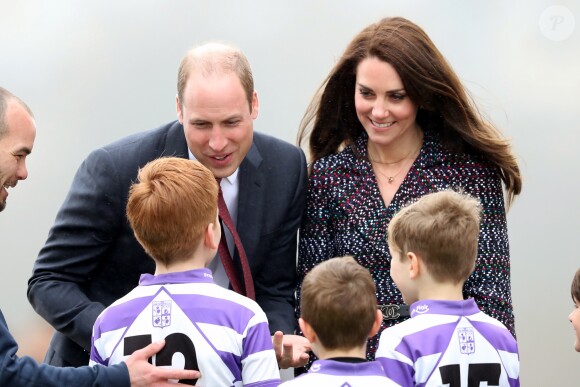 Le prince William et Kate Middleton rencontrent des jeunes fans de rugby sur le parvis des droits de l'homme au Trocadéro à Paris le 18 mars 2017.
