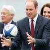 Le prince William et Kate Middleton rencontrent des jeunes fans de rugby sur le parvis des droits de l'homme au Trocadéro à Paris le 18 mars 2017.