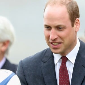 Le prince William et Kate Middleton rencontrent des jeunes fans de rugby sur le parvis des droits de l'homme au Trocadéro à Paris le 18 mars 2017.