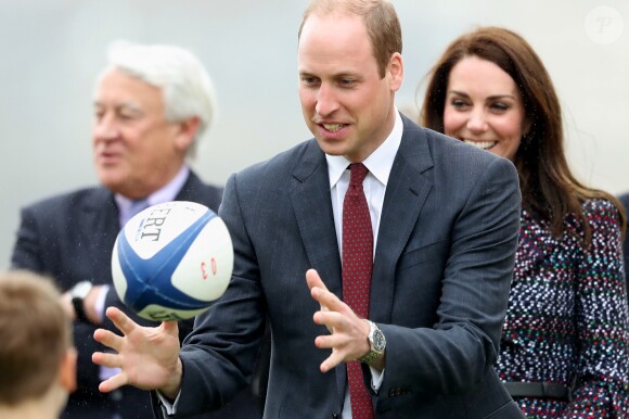 Le prince William et Kate Middleton rencontrent des jeunes fans de rugby sur le parvis des droits de l'homme au Trocadéro à Paris le 18 mars 2017.
