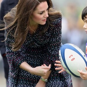 Le prince William et Kate Middleton rencontrent des jeunes fans de rugby sur le parvis des droits de l'homme au Trocadéro à Paris le 18 mars 2017.