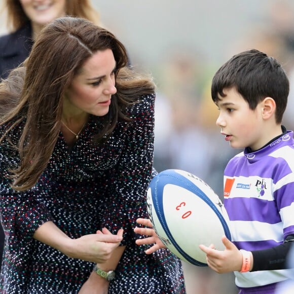 Le prince William et Kate Middleton rencontrent des jeunes fans de rugby sur le parvis des droits de l'homme au Trocadéro à Paris le 18 mars 2017.