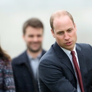 Le prince William et Kate Middleton rencontrent des jeunes fans de rugby sur le parvis des droits de l'homme au Trocadéro à Paris le 18 mars 2017.