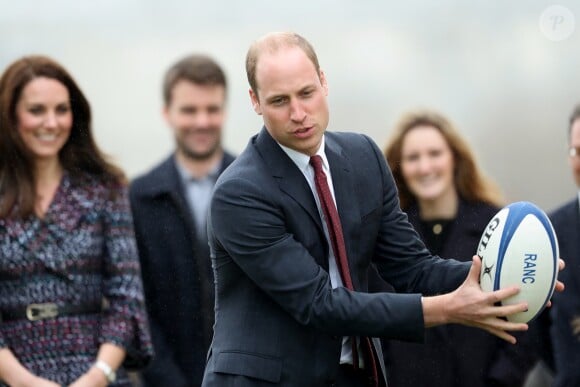 Le prince William et Kate Middleton rencontrent des jeunes fans de rugby sur le parvis des droits de l'homme au Trocadéro à Paris le 18 mars 2017.