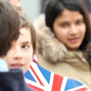 Le prince William et Kate Middleton rencontrent des jeunes fans de rugby sur le parvis des droits de l'homme au Trocadéro à Paris le 18 mars 2017.