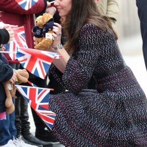 Le prince William et Kate Middleton rencontrent des jeunes fans de rugby sur le parvis des droits de l'homme au Trocadéro à Paris le 18 mars 2017.