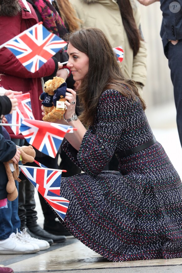 Le prince William et Kate Middleton rencontrent des jeunes fans de rugby sur le parvis des droits de l'homme au Trocadéro à Paris le 18 mars 2017.