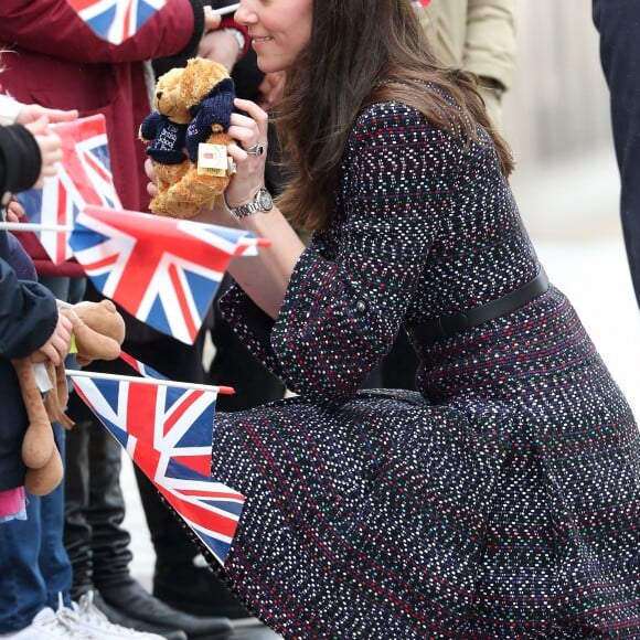 Le prince William et Kate Middleton rencontrent des jeunes fans de rugby sur le parvis des droits de l'homme au Trocadéro à Paris le 18 mars 2017.