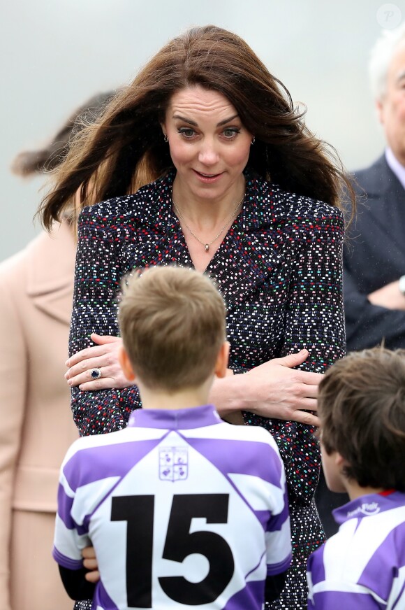 Le prince William et Kate Middleton rencontrent des jeunes fans de rugby sur le parvis des droits de l'homme au Trocadéro à Paris le 18 mars 2017.