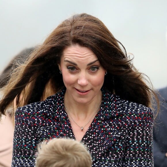 Le prince William et Kate Middleton rencontrent des jeunes fans de rugby sur le parvis des droits de l'homme au Trocadéro à Paris le 18 mars 2017.