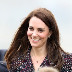 Le prince William et Kate Middleton rencontrent des jeunes fans de rugby sur le parvis des droits de l'homme au Trocadéro à Paris le 18 mars 2017.