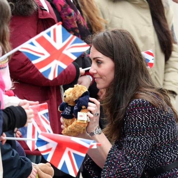 Le prince William et Kate Middleton rencontrent des jeunes fans de rugby sur le parvis des droits de l'homme au Trocadéro à Paris le 18 mars 2017.