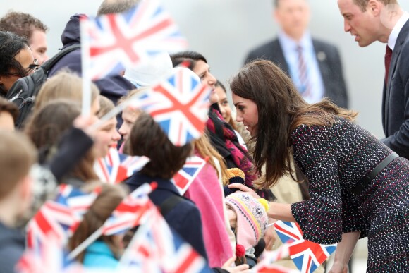 Le prince William et Kate Middleton rencontrent des jeunes fans de rugby sur le parvis des droits de l'homme au Trocadéro à Paris le 18 mars 2017.