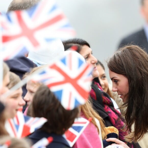 Le prince William et Kate Middleton rencontrent des jeunes fans de rugby sur le parvis des droits de l'homme au Trocadéro à Paris le 18 mars 2017.