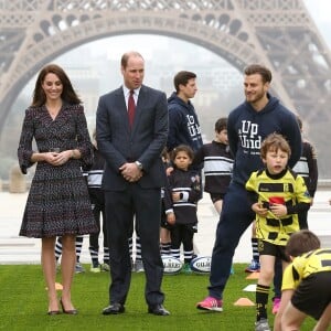 Le prince William et Kate Middleton rencontrent des jeunes fans de rugby sur le parvis des droits de l'homme au Trocadéro à Paris le 18 mars 2017.