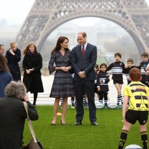 Le prince William et Kate Middleton rencontrent des jeunes fans de rugby sur le parvis des droits de l'homme au Trocadéro à Paris le 18 mars 2017.