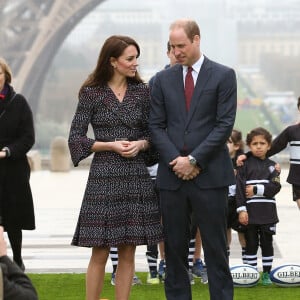 Le prince William et Kate Middleton rencontrent des jeunes fans de rugby sur le parvis des droits de l'homme au Trocadéro à Paris le 18 mars 2017.