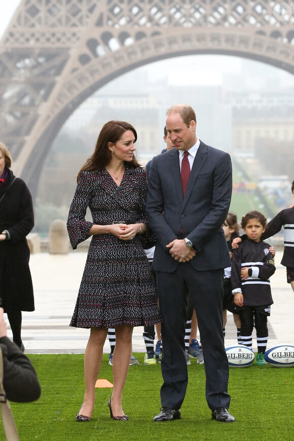 Le prince William et Kate Middleton rencontrent des jeunes fans de rugby sur le parvis des droits de l'homme au Trocadéro à Paris le 18 mars 2017.