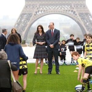 Le prince William et Kate Middleton rencontrent des jeunes fans de rugby sur le parvis des droits de l'homme au Trocadéro à Paris le 18 mars 2017.