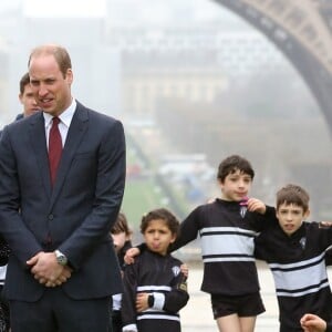 Le prince William et Kate Middleton rencontrent des jeunes fans de rugby sur le parvis des droits de l'homme au Trocadéro à Paris le 18 mars 2017.