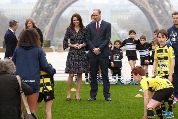 Le prince William et Kate Middleton rencontrent des jeunes fans de rugby sur le parvis des droits de l'homme au Trocadéro à Paris le 18 mars 2017.