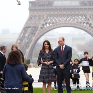 Le prince William et Kate Middleton rencontrent des jeunes fans de rugby sur le parvis des droits de l'homme au Trocadéro à Paris le 18 mars 2017.