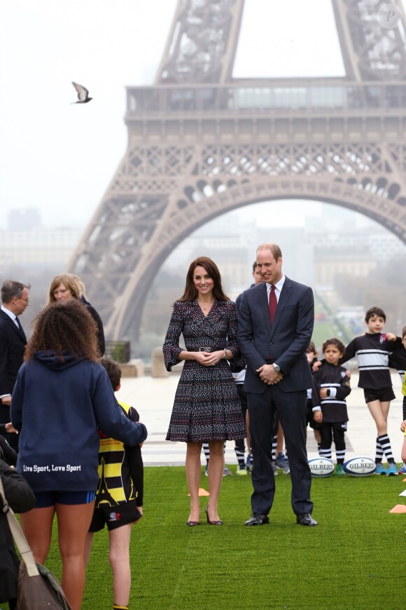 Le prince William et Kate Middleton rencontrent des jeunes fans de rugby sur le parvis des droits de l'homme au Trocadéro à Paris le 18 mars 2017.